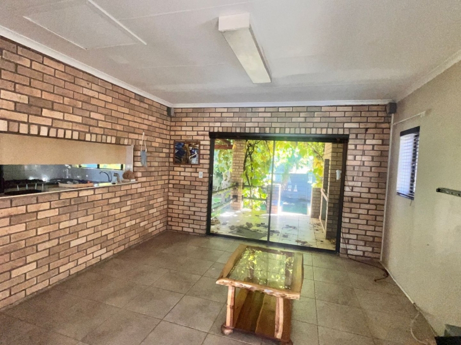 6 Bedroom Property for Sale in Wavecrest Eastern Cape
